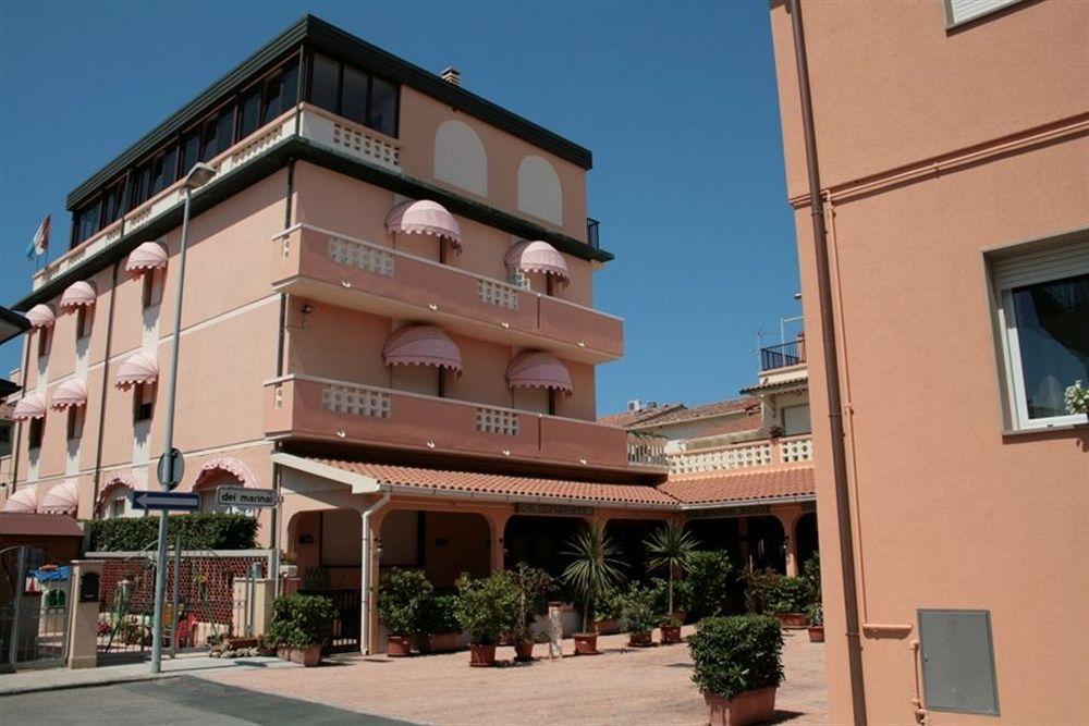 Hotel Sileoni Marina di Cecina Exteriör bild